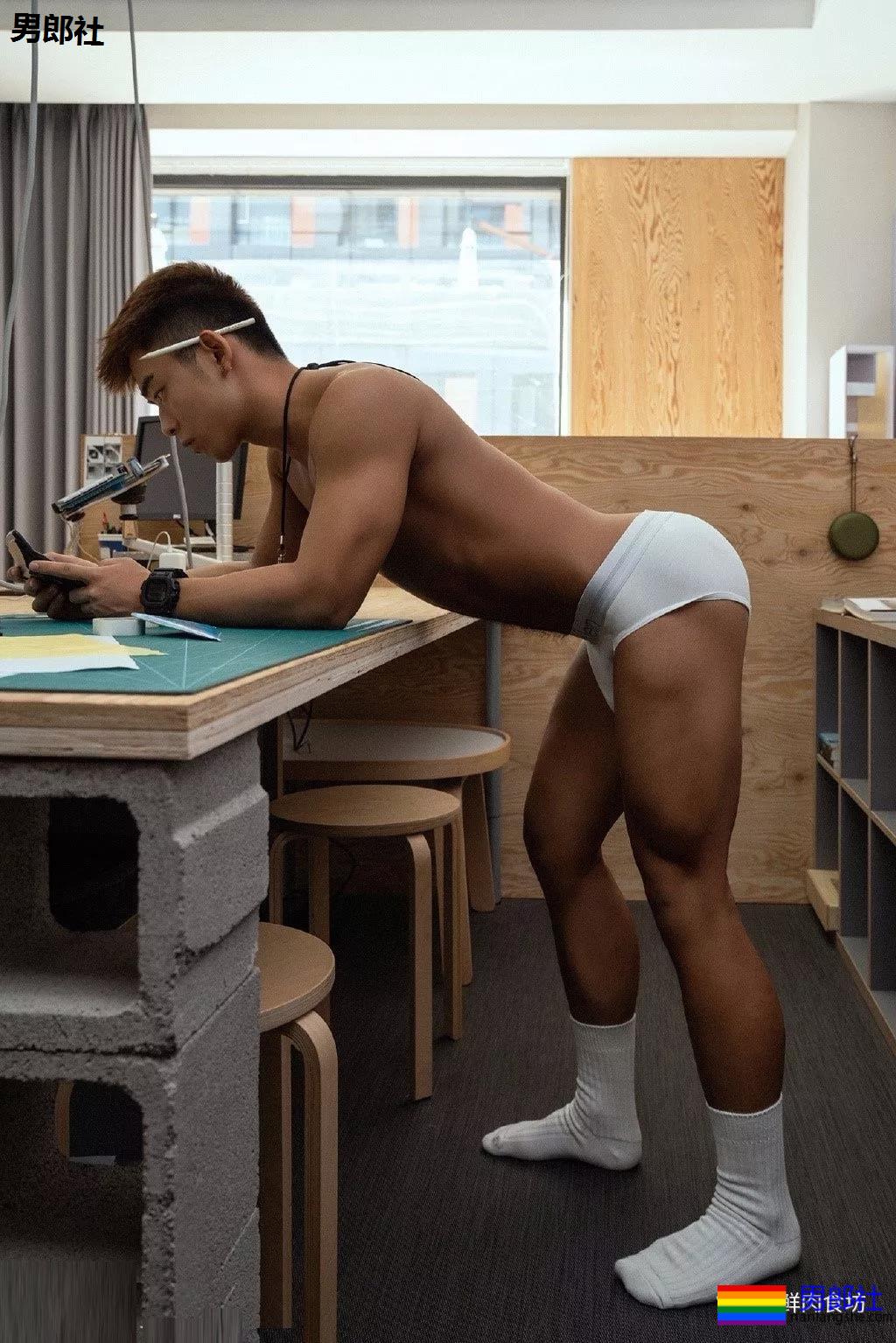 翘臀体育生在教室只穿内裤，你会怎么做？ - 51虹马