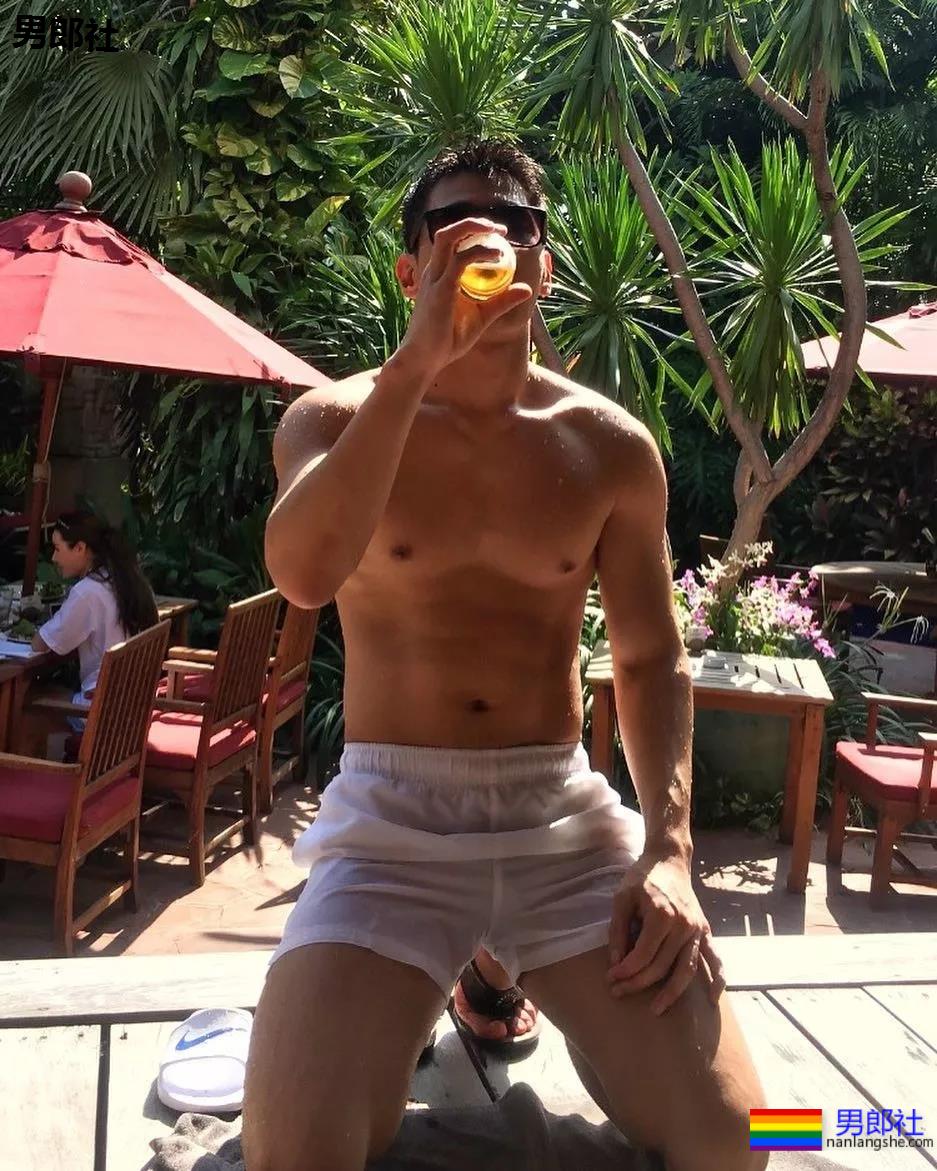 高颜值壮汉迷彩哥成了名媛，一有机会就露肌 - 51虹马