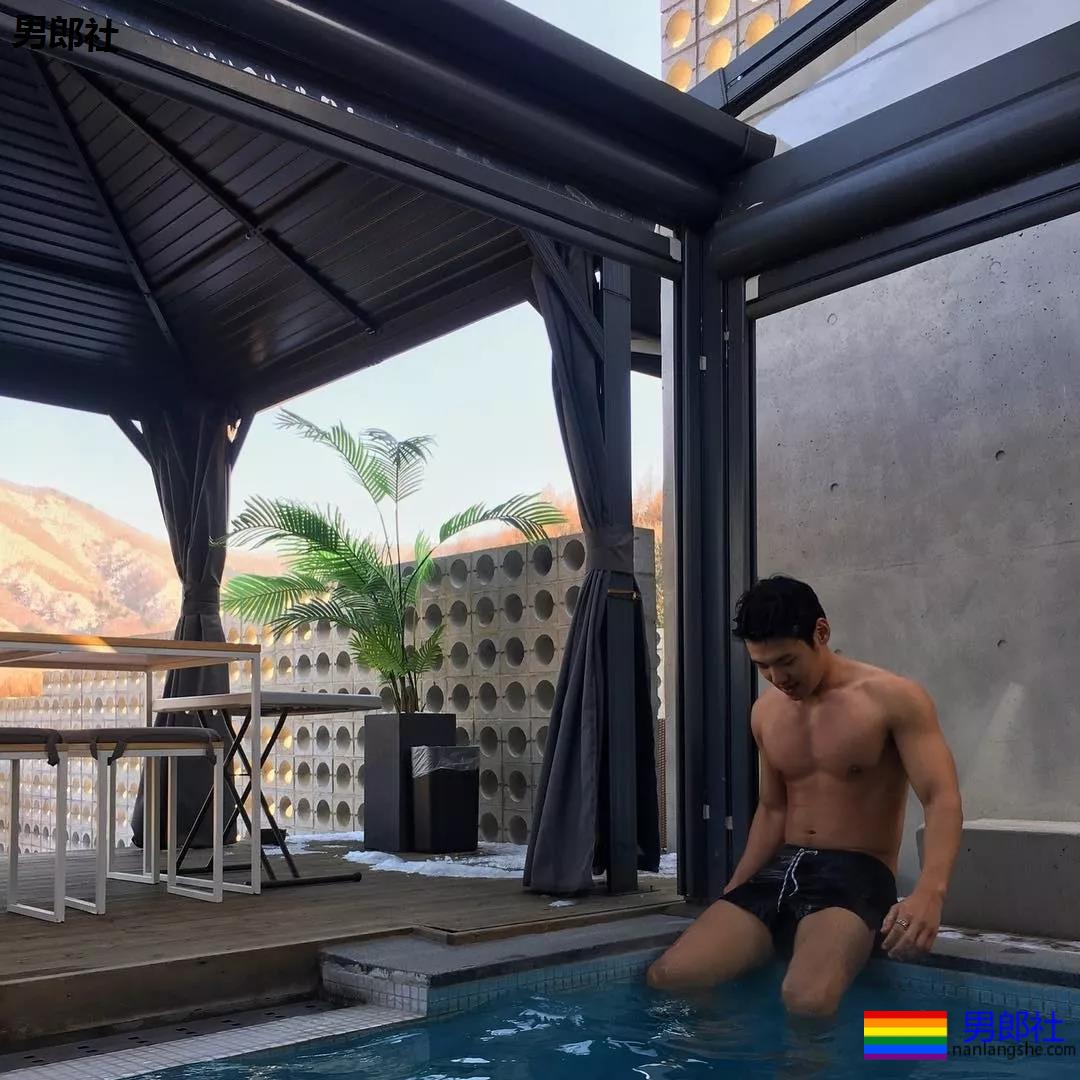 高颜值壮汉迷彩哥成了名媛，一有机会就露肌 - 51虹马