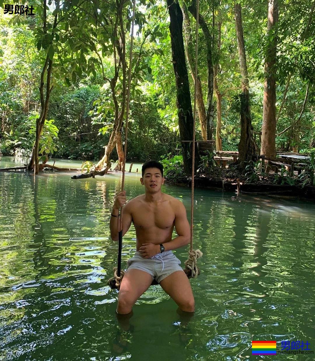 高颜值壮汉迷彩哥成了名媛，一有机会就露肌 - 51虹马