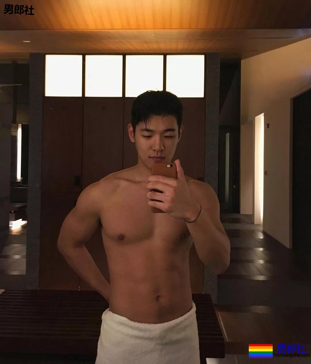 高颜值壮汉迷彩哥成了名媛，一有机会就露肌 - 51虹马