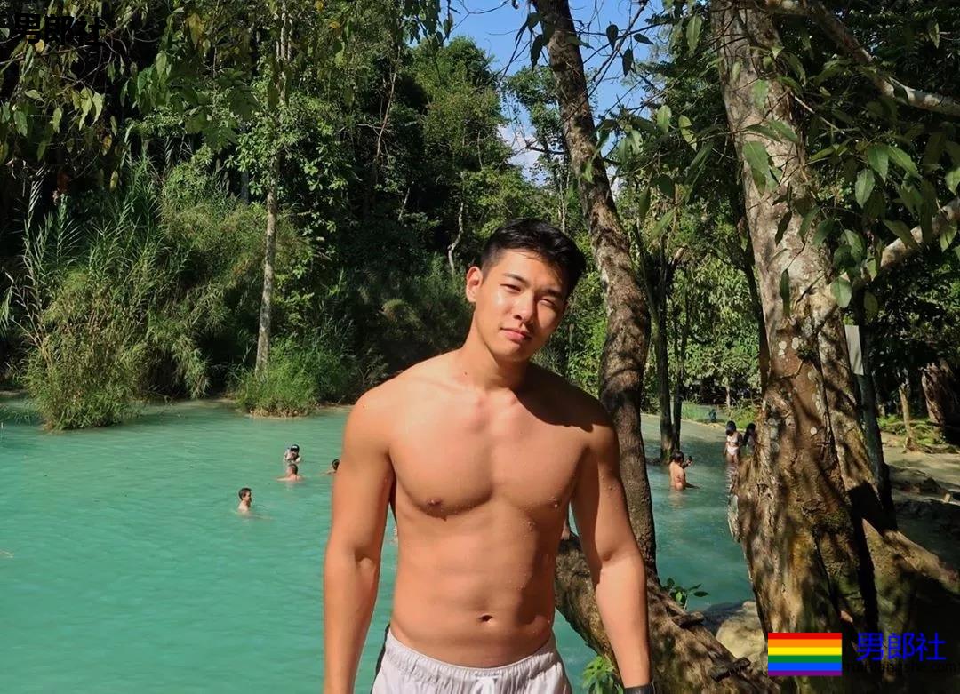 高颜值壮汉迷彩哥成了名媛，一有机会就露肌 - 51虹马