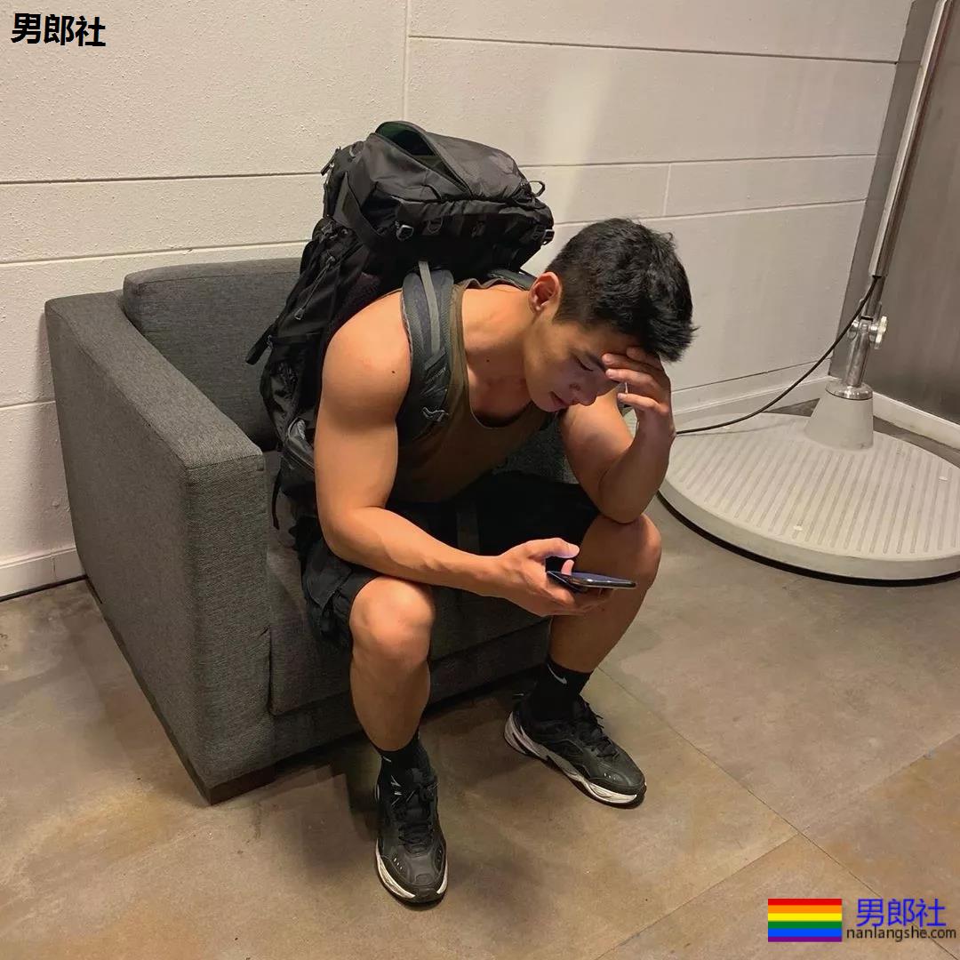 高颜值壮汉迷彩哥成了名媛，一有机会就露肌 - 51虹马