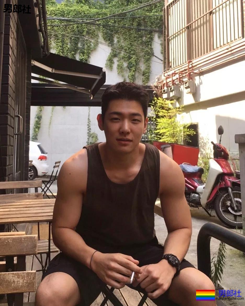 高颜值壮汉迷彩哥成了名媛，一有机会就露肌 - 51虹马