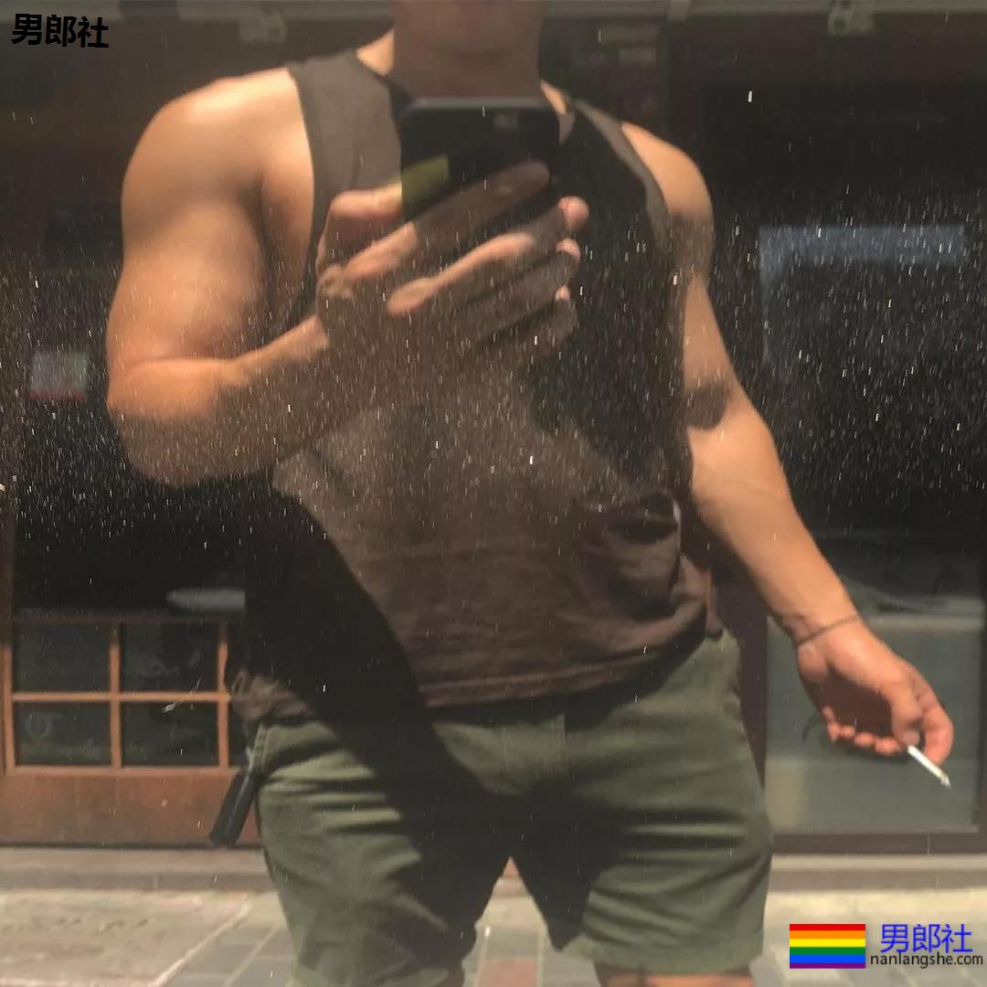 高颜值壮汉迷彩哥成了名媛，一有机会就露肌 - 51虹马