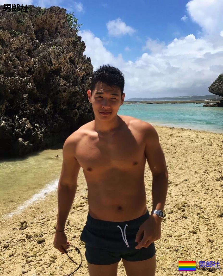 高颜值壮汉迷彩哥成了名媛，一有机会就露肌 - 51虹马