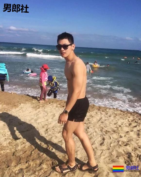 高颜值壮汉迷彩哥成了名媛，一有机会就露肌 - 51虹马