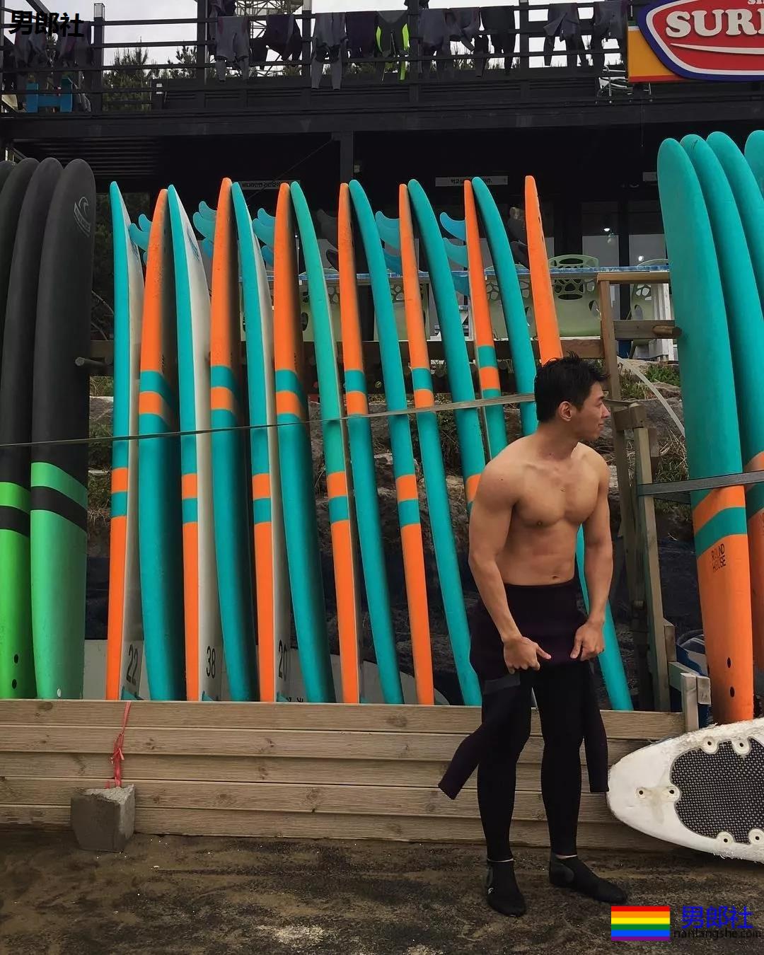 高颜值壮汉迷彩哥成了名媛，一有机会就露肌 - 51虹马