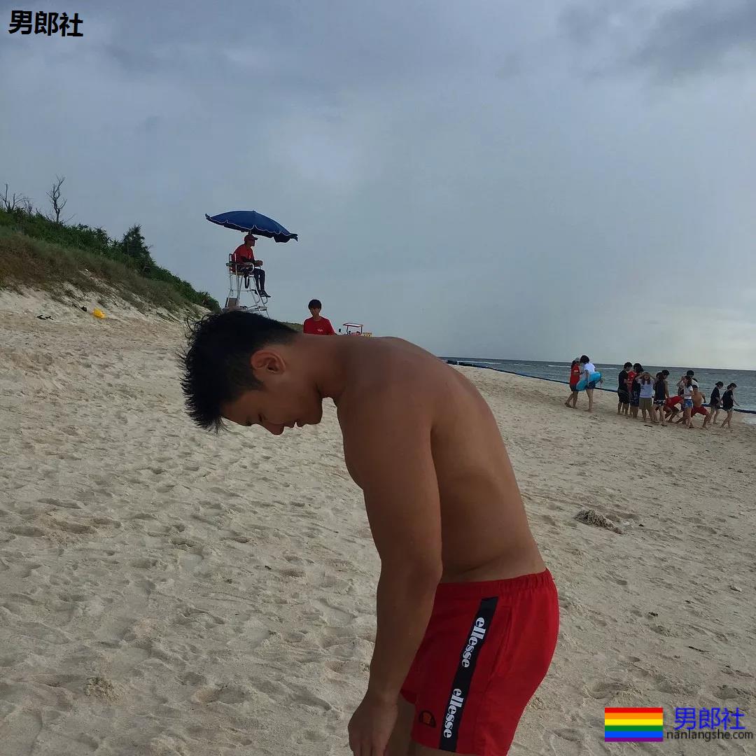 高颜值壮汉迷彩哥成了名媛，一有机会就露肌 - 51虹马