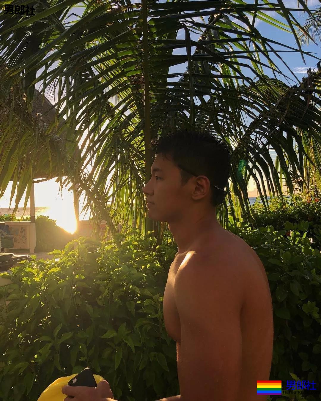 高颜值壮汉迷彩哥成了名媛，一有机会就露肌 - 51虹马