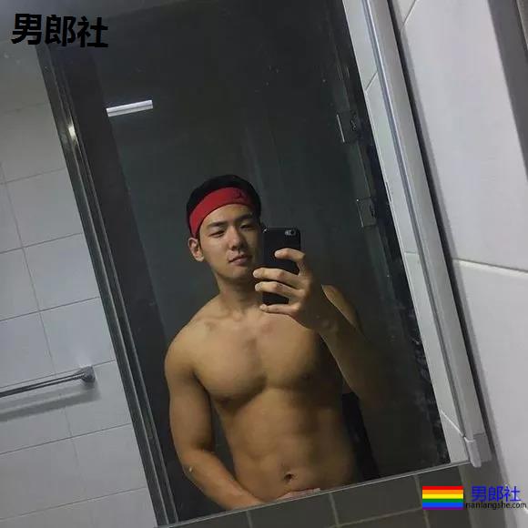 高颜值壮汉迷彩哥成了名媛，一有机会就露肌 - 51虹马