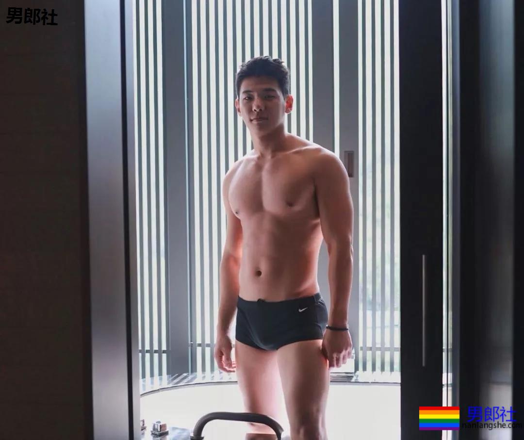 高颜值壮汉迷彩哥成了名媛，一有机会就露肌 - 51虹马