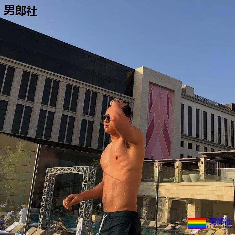 高颜值壮汉迷彩哥成了名媛，一有机会就露肌 - 51虹马