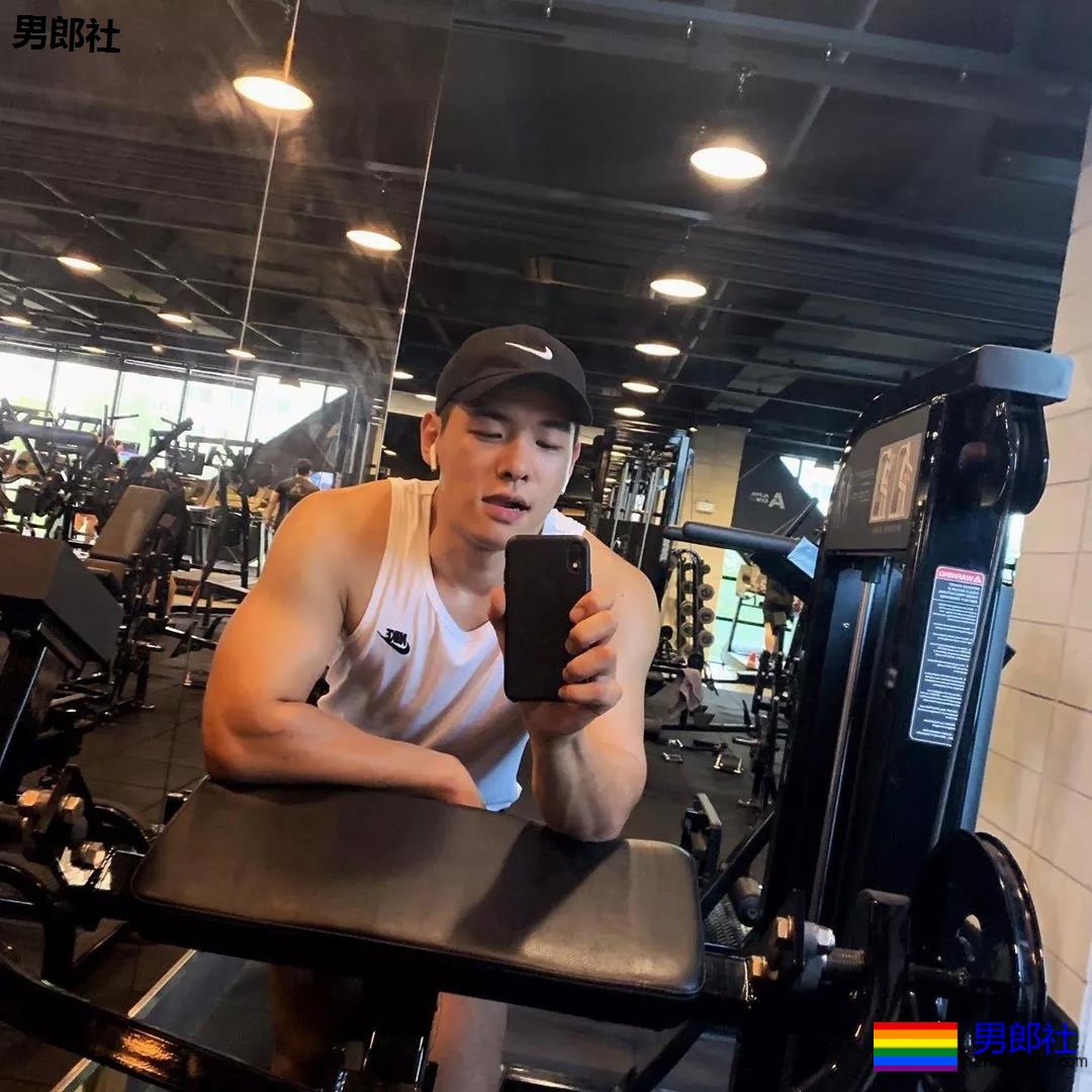 高颜值壮汉迷彩哥成了名媛，一有机会就露肌 - 51虹马