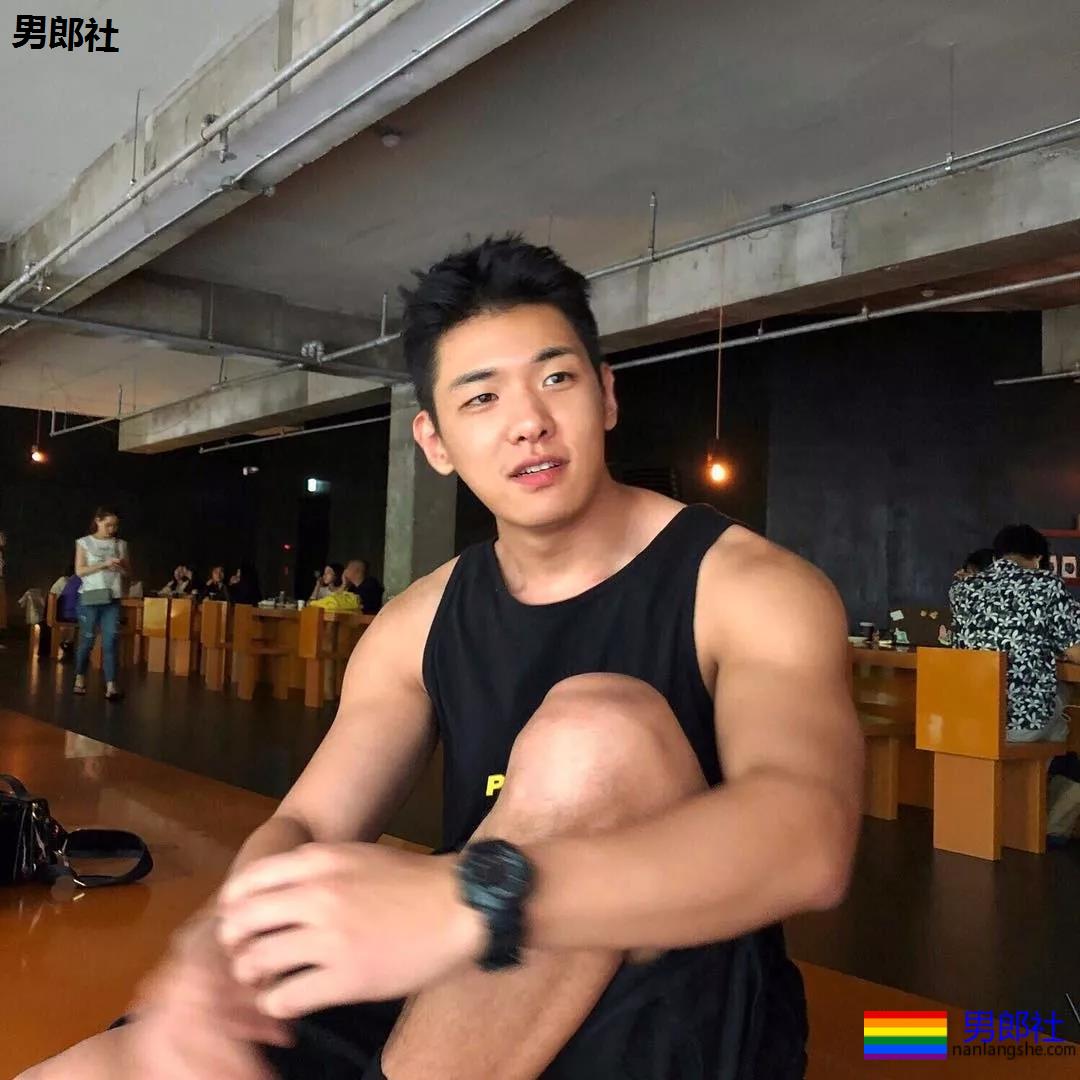 高颜值壮汉迷彩哥成了名媛，一有机会就露肌 - 51虹马