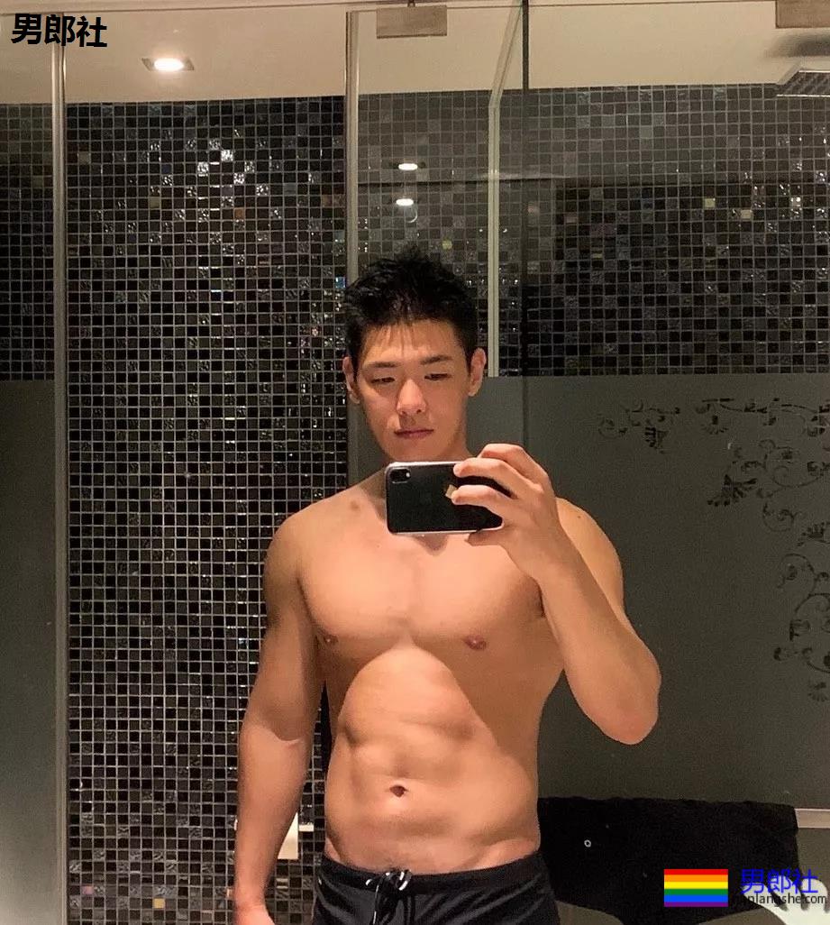 高颜值壮汉迷彩哥成了名媛，一有机会就露肌 - 51虹马