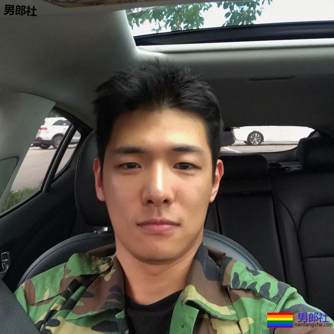 高颜值壮汉迷彩哥成了名媛，一有机会就露肌 - 51虹马