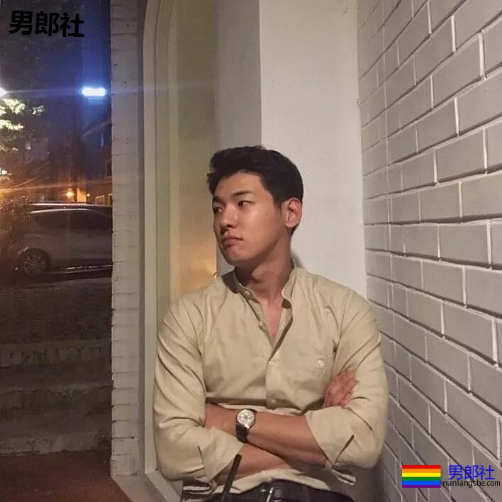 高颜值壮汉迷彩哥成了名媛，一有机会就露肌 - 51虹马