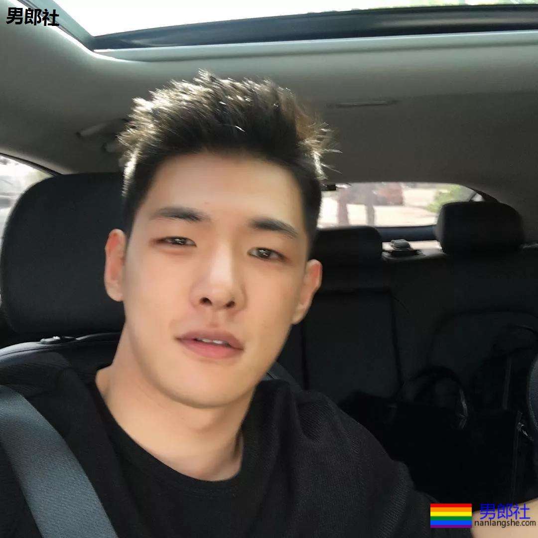 高颜值壮汉迷彩哥成了名媛，一有机会就露肌 - 51虹马