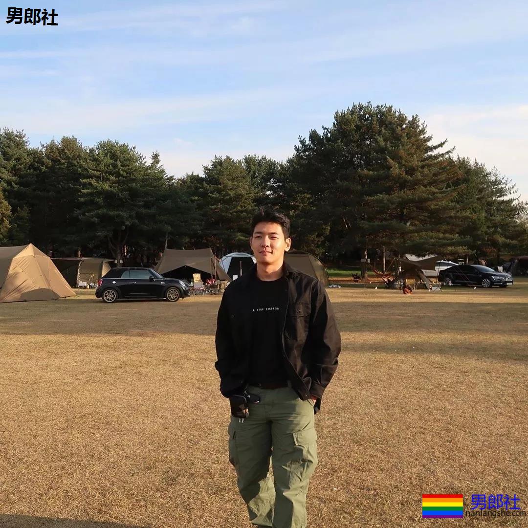 高颜值壮汉迷彩哥成了名媛，一有机会就露肌 - 51虹马