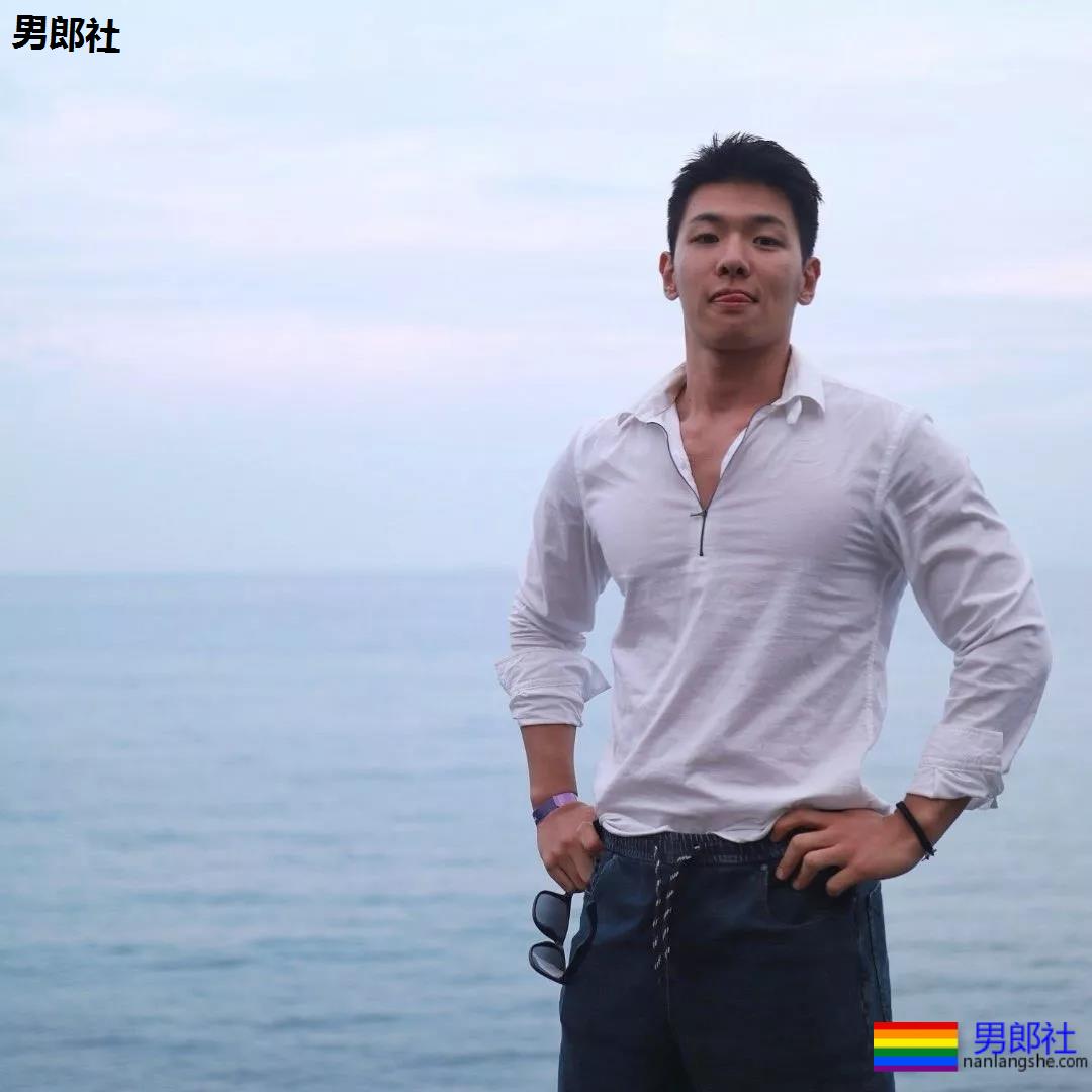 高颜值壮汉迷彩哥成了名媛，一有机会就露肌 - 51虹马