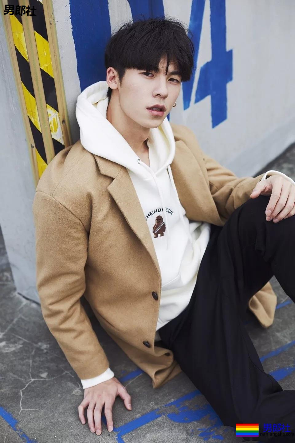 好A一奶攻！清纯小狼狗刷屏票圈，这尺度这肉体谁能把持得住?! - 51虹马