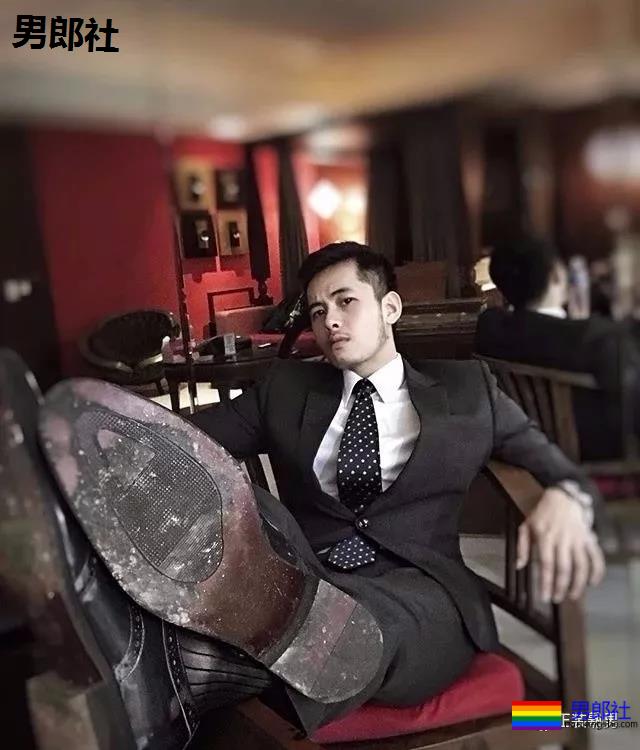 天菜正装男酒店开房 自拍性感黑袜照流出 - 51虹马