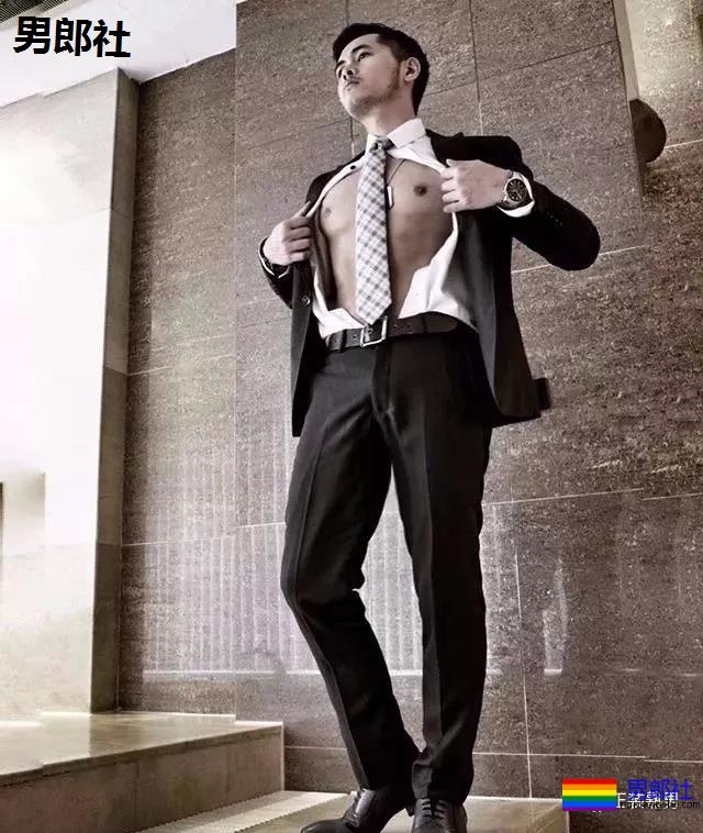 天菜正装男酒店开房 自拍性感黑袜照流出 - 51虹马