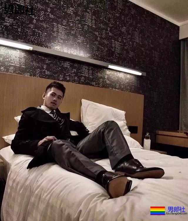 天菜正装男酒店开房 自拍性感黑袜照流出 - 51虹马