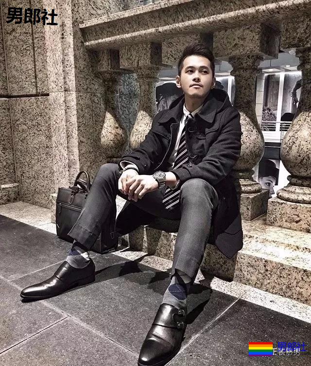 天菜正装男酒店开房 自拍性感黑袜照流出 - 51虹马