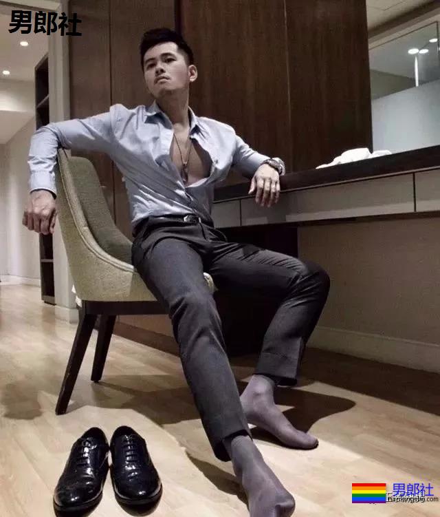 天菜正装男酒店开房 自拍性感黑袜照流出 - 51虹马