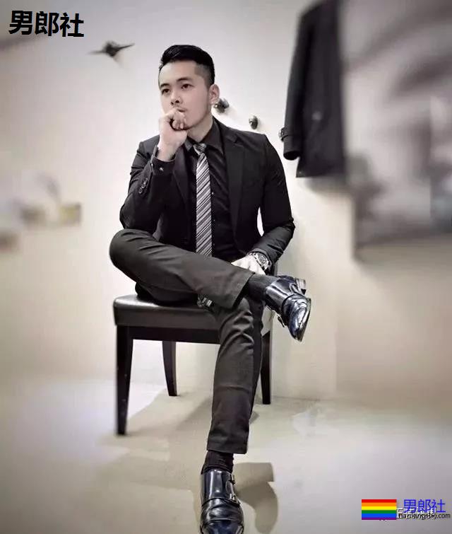 天菜正装男酒店开房 自拍性感黑袜照流出 - 51虹马