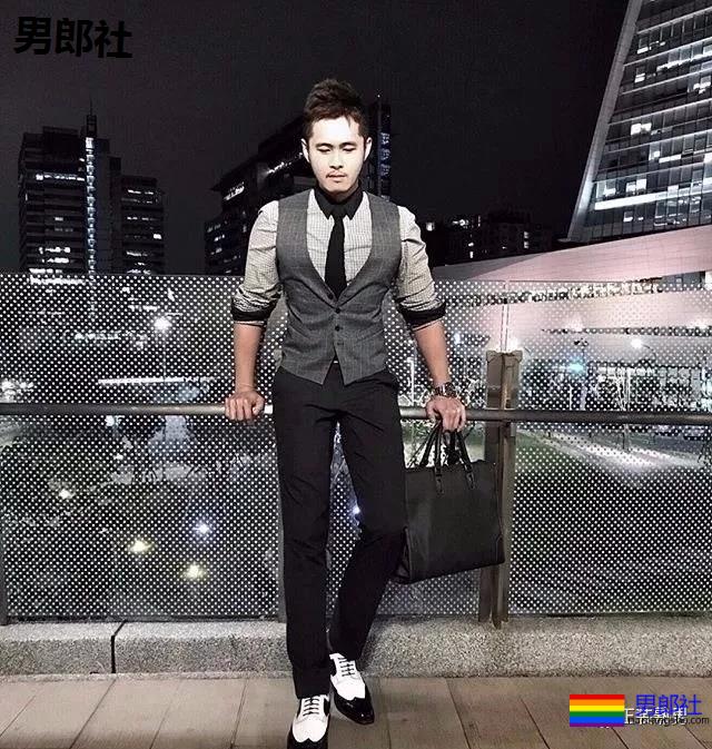 天菜正装男酒店开房 自拍性感黑袜照流出 - 51虹马