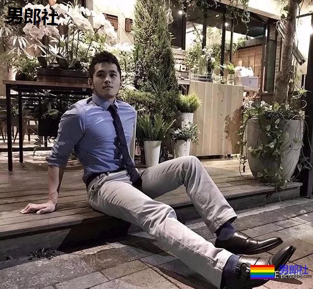 天菜正装男酒店开房 自拍性感黑袜照流出 - 51虹马