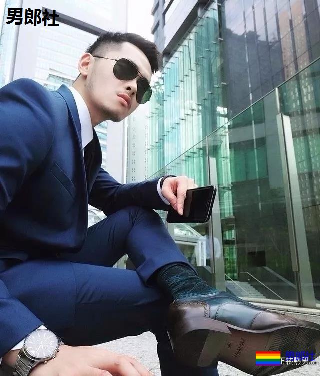 天菜正装男酒店开房 自拍性感黑袜照流出 - 51虹马