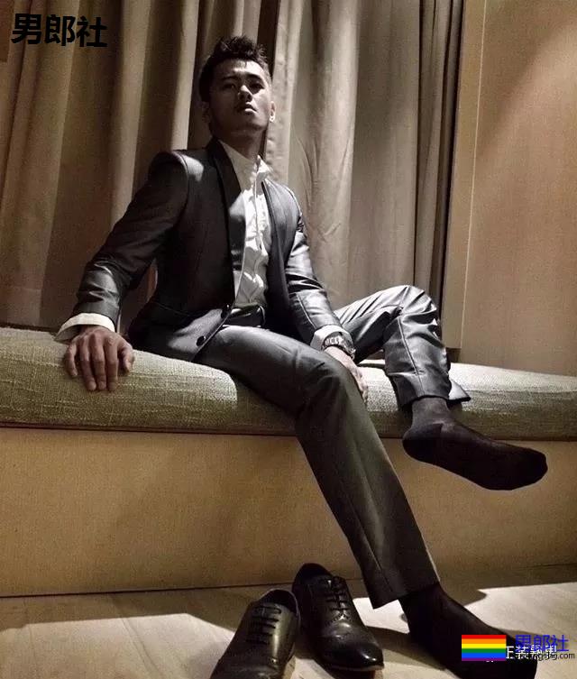 天菜正装男酒店开房 自拍性感黑袜照流出 - 51虹马