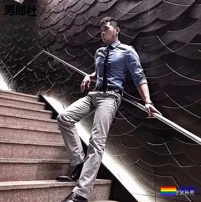 天菜正装男酒店开房 自拍性感黑袜照流出 - 51虹马