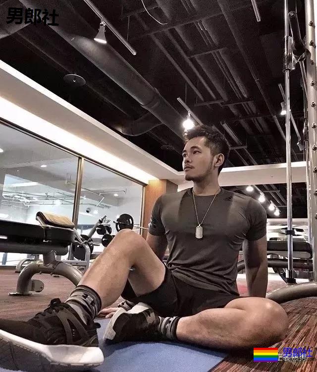 天菜正装男酒店开房 自拍性感黑袜照流出 - 51虹马