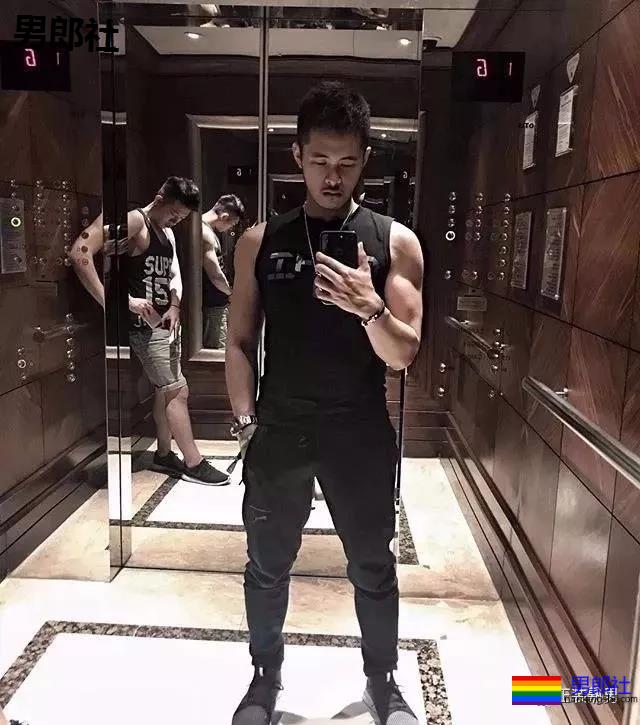 天菜正装男酒店开房 自拍性感黑袜照流出 - 51虹马