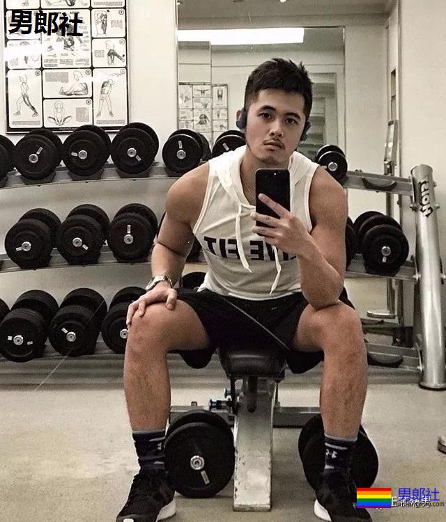 天菜正装男酒店开房 自拍性感黑袜照流出 - 51虹马