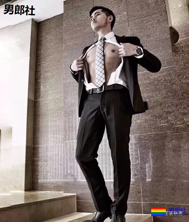 天菜正装男酒店开房 自拍性感黑袜照流出 - 51虹马