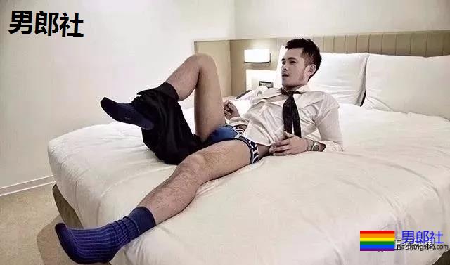 天菜正装男酒店开房 自拍性感黑袜照流出 - 51虹马