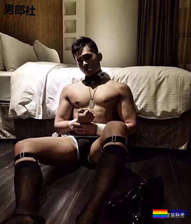 天菜正装男酒店开房 自拍性感黑袜照流出 - 51虹马