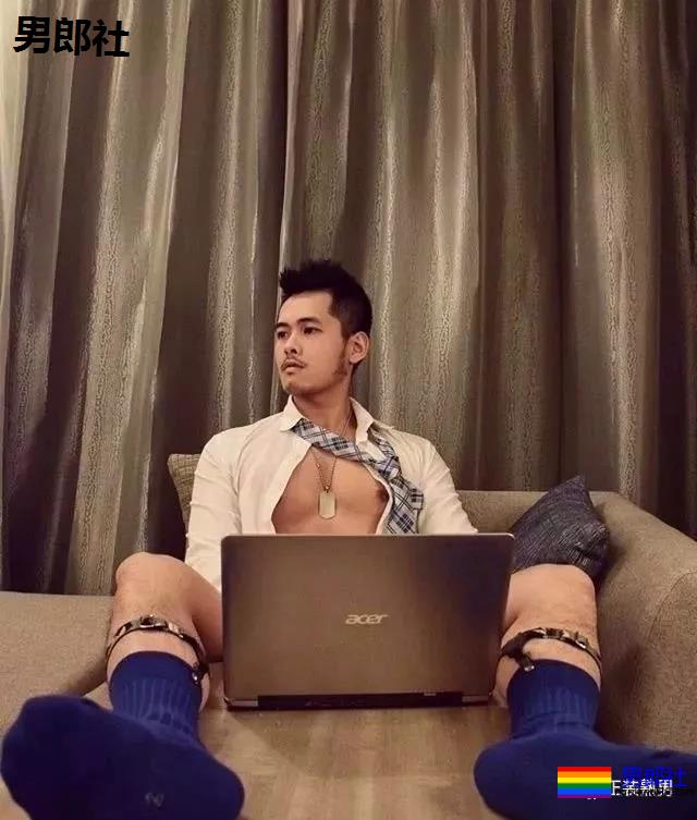 天菜正装男酒店开房 自拍性感黑袜照流出 - 51虹马