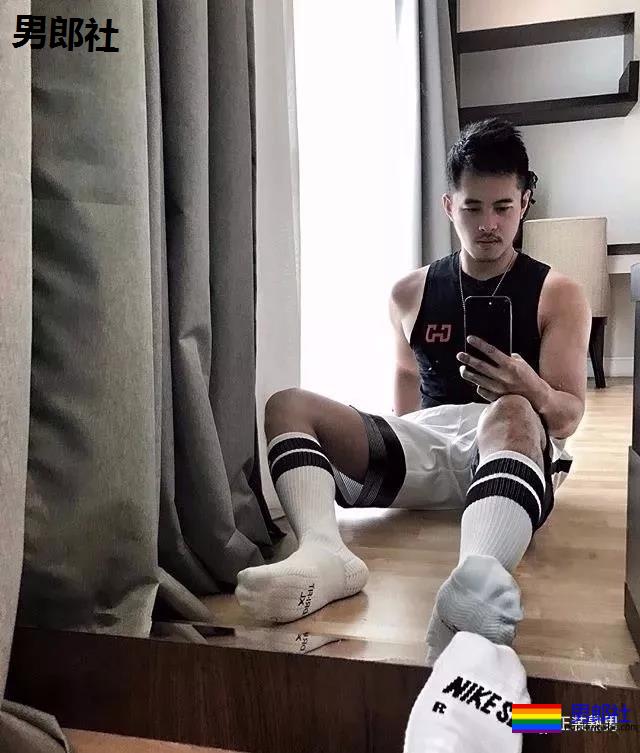 天菜正装男酒店开房 自拍性感黑袜照流出 - 51虹马