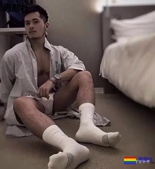 天菜正装男酒店开房 自拍性感黑袜照流出 - 51虹马