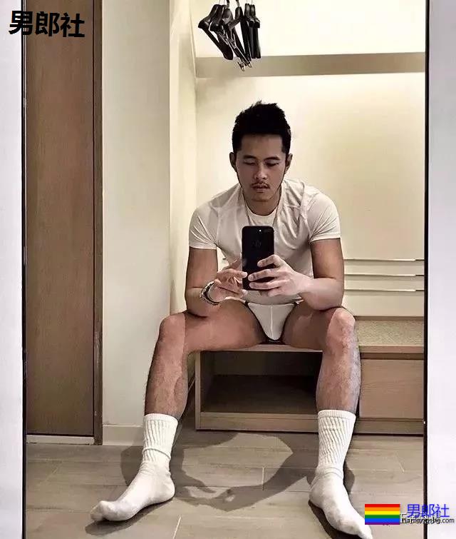 天菜正装男酒店开房 自拍性感黑袜照流出 - 51虹马