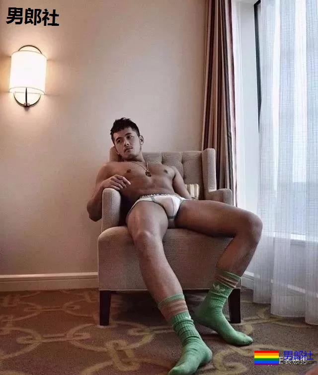 天菜正装男酒店开房 自拍性感黑袜照流出 - 51虹马