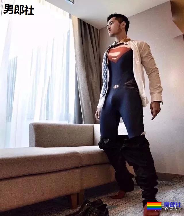 天菜正装男酒店开房 自拍性感黑袜照流出 - 51虹马