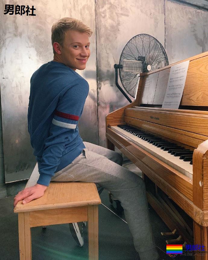 “歌舞青春”首个同性恋情揭开序幕 - 51虹马